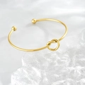 Minimalistische gouden knoop armband van roestvrij staal met kralen op glazen decor - Knoopstijl / Goud