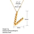 Detalle que muestra dimensiones del collar con colgante de letra V en oro de 18k - Letra V (XL0149-V)