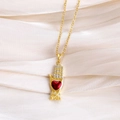 Dettaglio macro del ciondolo a mano in oro con gemma a cuore rosso su seta bianca lussuosa - Stile Mano che Tiene il Cuore (SL014)