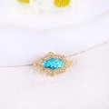 Detalle del colgante de tortuga marina chapado en oro con opalo azul y circonitas blancas - Estilo Hamsa Ópalo Azul Cielo (A0015)