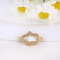 Vista macro del colgante Hamsa dorado con nácar y circonitas para creación de joyas - Estilo Hamsa Concha Blanco Perla (A0016)