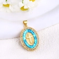Detalle macro de colgante ovalado dorado con cruz de opalo azul y piedras circonitas - Estilo Cruz Ovalada Ópalo Azul (A0019)