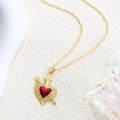 Vergulde hartketting met rood emaille en kristallen getoond vanuit een hoek van 45 graden - Pijl Door Hart Kruis Stijl (SL026)