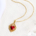 Collana placcata in oro con ciondolo a cuore vintage e pietra preziosa rossa vibrante - Stile Cuore Vuoto Vintage (SL018)