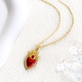 Elegante collana placcata in oro con ciondolo a cuore rosso e pavé di diamanti bianchi - Stile Cuore Corona di Fiamme (SL025)
