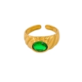 Detailaufnahme eines Vintage-Goldrings mit ovalem grünem Zirkon und geprägtem Ringband - Grün