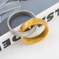 Coppia di bracciali elastici Tubogas in oro e argento su una rivista di tendenza - Oro e Argento