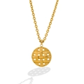 Makroansicht des goldenen gewebten Anhängers mit feiner Metallstruktur und Kette - Halskette / Gold