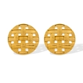 Detailaufnahme goldener runder Ohrstecker mit feiner Webstruktur und geometrischem Design - Ohrringe / Gold