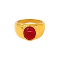 Detalle de un anillo vintage bañado en oro de banda ancha con gema roja ovalada - US 7 / Oro Rojo (CK1479)