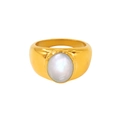 Vista detallada de un anillo ancho dorado con piedra ovalada blanca y acabado pulido - US 7 / Oro Blanco (CK1479)