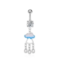 Detailaufnahme vom Bauchnabelpiercing mit blauer Emaille-Wolke und Zirkonia-Tropfen - Wolken Regentropfen Anhänger Stil (2883)