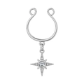 Macrodetail van zilveren nep tepelpiercing in U-vorm met fonkelende Poolster hanger - Vierpuntige Ster Clip zonder Piercing Stijl (2916)