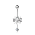 Detailaufnahme eines silbernen Bauchnabelpiercings mit Lotus-Design und Zirkonia-Stein - Lotusblumen Anhänger Stil (2884)
