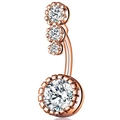 Makro-Detail des roségoldenen Bauchnabelpiercings mit vier funkelnden runden Zirkonia-Steinen - Roségold