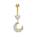 Detailweergave van een gouden navelpiercing met hartvormige zirkoon en een halve maan hanger - Hart Sikkelmaan Zirkoon (3208) / Goud