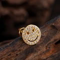 Vista macro de pendiente de botón de carita sonriente dorada con micro pavé de circonitas - Estilo Cara Sonriente (3342) / Dorado