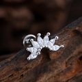 Vista macro de pendientes de abanico con siete circonitas de corte marquesa sobre madera - Estilo Marquesa Forma de Abanico (3343) / Plateado