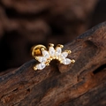 Detalle macro de pendiente abanico bañado en oro con circonitas sobre madera rústica - Estilo Marquesa Forma de Abanico (3343) / Dorado