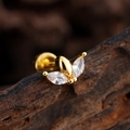 Detalle macro del pendiente de mariposa con circonitas y acabado en oro de ley - Estilo Hoja de Mariposa (3344) / Dorado