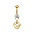 Detaillierte Nahaufnahme des goldenen Herz-Bauchnabelpiercings mit Sonnen- und Mondgravur - 3314 / Gold