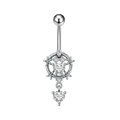 Dettaglio del piercing all'ombelico in argento con cerchio floreale e ciondoli a cuore - Cuore in Cerchio (3091 Color Acciaio)