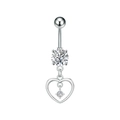 Detalle de un piercing para ombligo con colgante de corazón, baño de plata y circonitas - 3315 / Color acero
