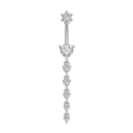 Makroaufnahme von Silber-Bauchnabelpiercing mit Herz-Zirkon und runden Schmucksteinen - 3237 Stahlfarbe (Herzquaste)