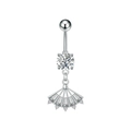 Detalle de piercing de ombligo plateado con colgante en forma de abanico y circonitas - Estilo Forma Abanico Plata (3422)