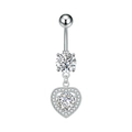Detalle del piercing de ombligo con forma de corazón plateado y cristales brillantes - Estilo Corazón Romántico (3470 Color Acero)