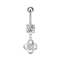 Primer plano de piercing para ombligo plateado con piedra redonda y dije de trébol - Estilo Trébol de Cuatro Hojas (3471 Color Acero)