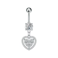 Vista macro de piercing de ombligo con corazón plateado e incrustaciones de circonitas - Estilo Doble Corazón Plata (3424)