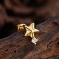 Detalle macro de pendiente de estrella dorada con circón sobre superficie de madera - Estrella de Cinco Puntas con Colgante (3350) / Dorado