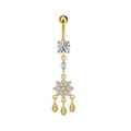 Detailopname van een gouden navelpiercing met zirkoonbloemen en waterdruppelvormige hangers - 3303 Goudkleur