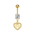 Detalle de piercing de ombligo de corazón dorado con circonitas y diseño calado - 3320 / Dorado