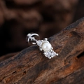 Vista macro de pendiente de acero con perla blanca y circonitas sobre fondo de madera - Estilo Vintage de Perla (3352) / Plateado
