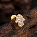 Primer plano de pendiente Hamsa dorado con micro-pavé de circonitas y cierre de bola roscada - Estilo Mano de Fátima (3353) / Dorado