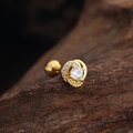 Macro detail of gold-plated stud earring with central zircon and vintage cable twist edge - Spiral Swirl Style (3449) / Gold