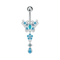 Detalle de un piercing de ombligo plateado con una mariposa de circón azul y colgantes - Estilo Borla Mariposa Camaleón (3476 Color Acero)