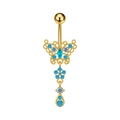 Detalle del piercing de ombligo con mariposa dorada, piedra azul y colgante de flor - Estilo Borla Mariposa Camaleón (3476 Dorado)