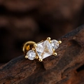 Primer plano de pendiente dorado con circonita cuadrada y redonda sobre madera natural - Estilo Cuadrado de Tres Piedras (3355) / Dorado