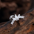 Pendiente corona de plata con circonitas marquesa sobre superficie madera rústica - Racimo de Flores en Corona de Tres Marquesas (3363) / Plateado