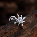 Pendiente hélice de estrella en acero quirúrgico con circón sobre madera oscura - Estilo Copo de Nieve de Rayos de Sol (3356) / Plateado