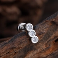 Pendiente minimalista de acero plateado con tres circonitas brillantes verticales - Estilo Vertical de Tres Piedras (3357) / Plateado
