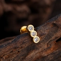Pendiente minimalista de acero bañado en oro con tres circonitas verticales alineadas - Estilo Vertical de Tres Piedras (3357) / Dorado