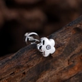 Pendiente individual de acero inoxidable con forma de flor, circón y cierre de rosca plata - Forma de Flor de Cinco Pétalos (3373) / Plateado