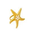 Dettaglio dell'anello a stella marina dorata con braccia testurizzate e perle - Anello Taglia 7 (CK349)