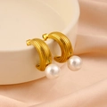 Detalle de pendientes de aro dorados con perlas blancas y gema verde en bol blanco - Verde