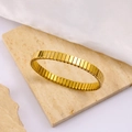 Détail du bracelet extensible en acier inoxydable doré 18 carats à texture nervurée - Or