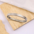 Vue détaillée du bracelet extensible en acier inoxydable argenté avec texture verticale fine - Acier